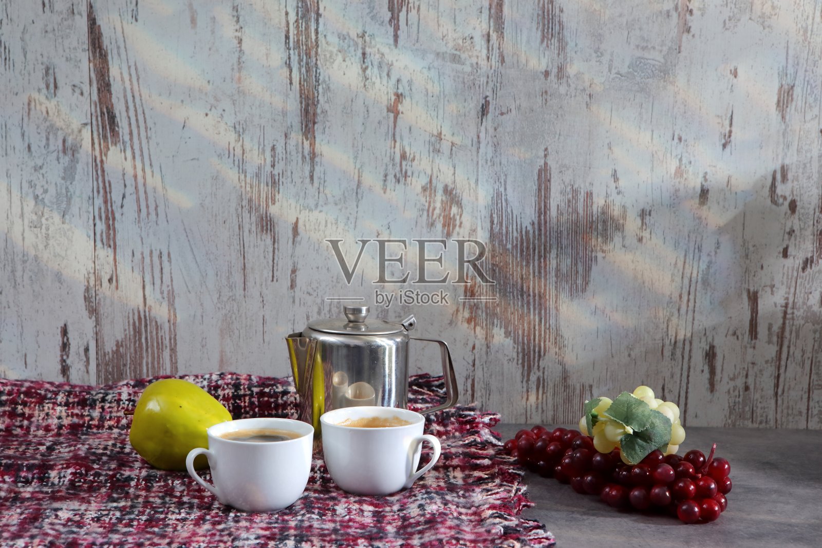 每个秋天的夜晚，坐下来回忆过去的日子。照片摄影图片