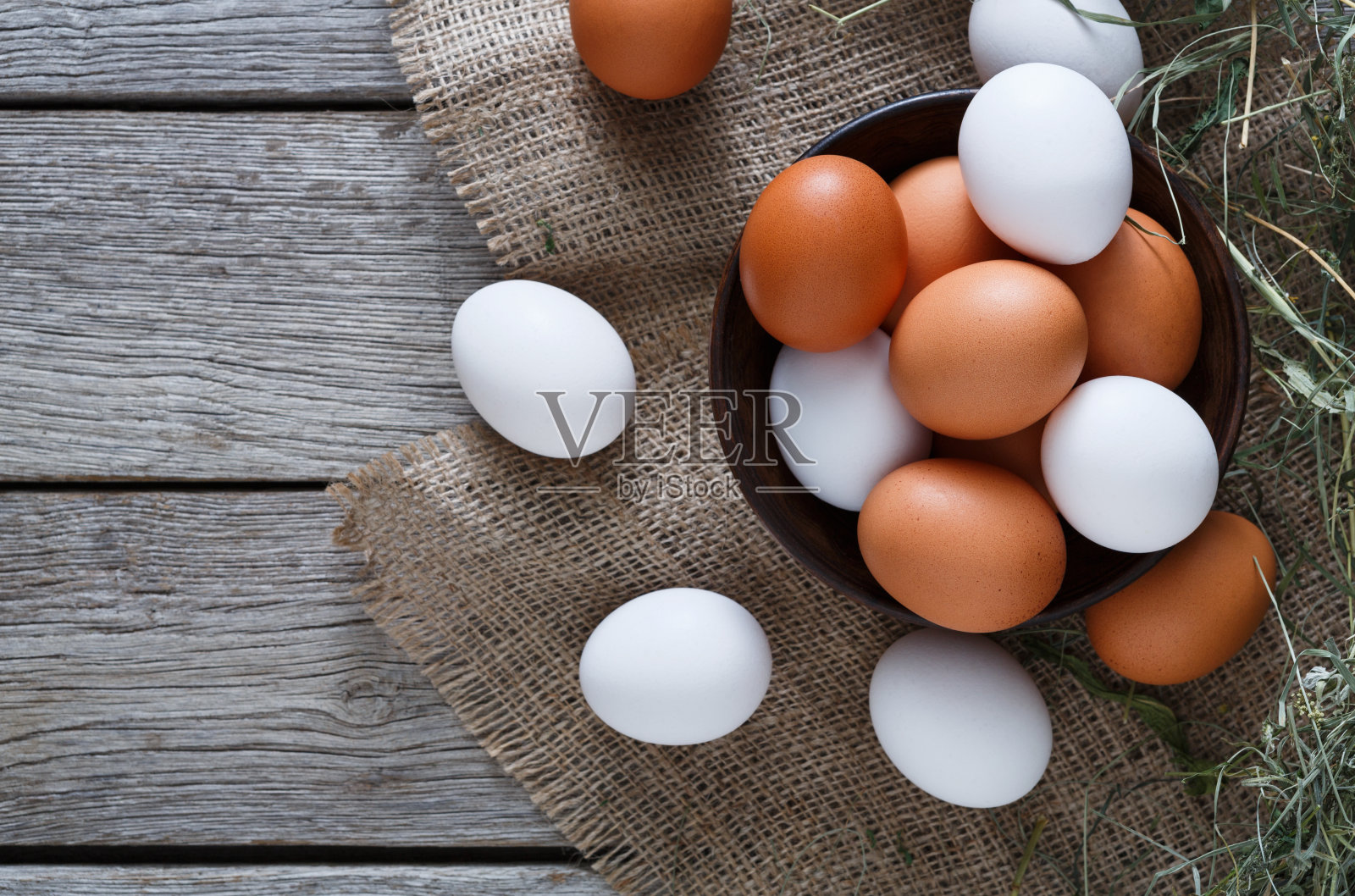 新鲜的鸡蛋放在麻袋上，有机农业背景照片摄影图片