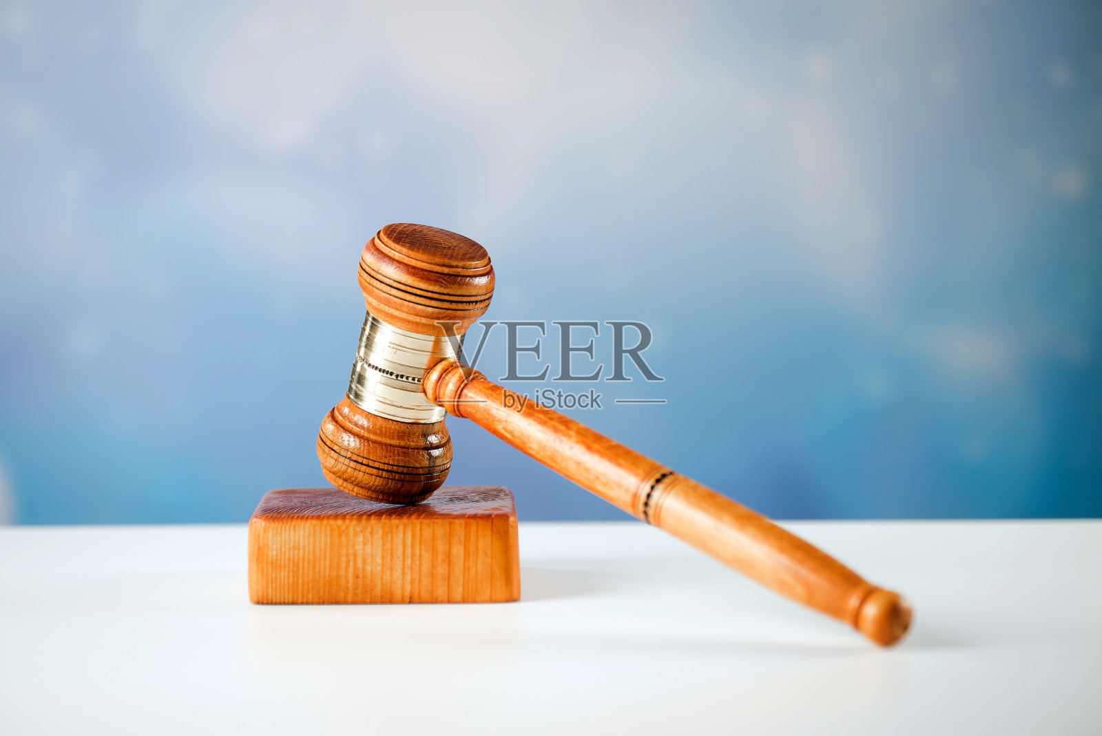 法律与公正概念，法官木槌、书籍、公正天平，法庭主题照片摄影图片