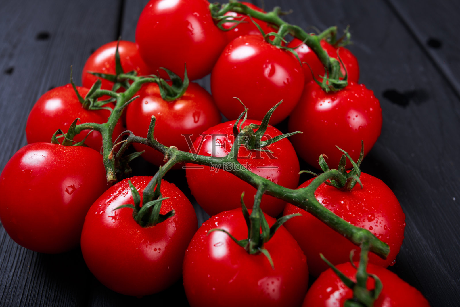 有机的，乡村的，意大利西红柿在一个木制的背景。美丽的红番茄。照片摄影图片