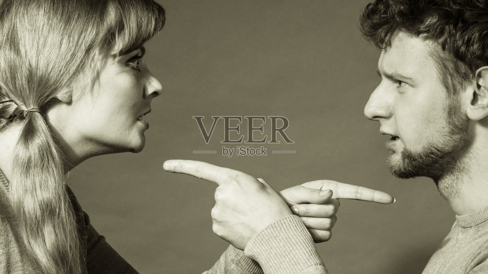 人在战斗。年轻夫妇争吵。照片摄影图片