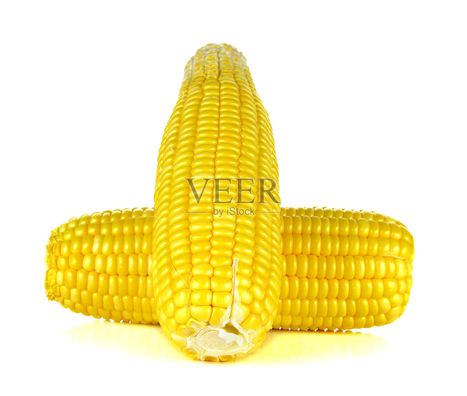 孤立在白色背景上的甜玉米穗照片摄影图片