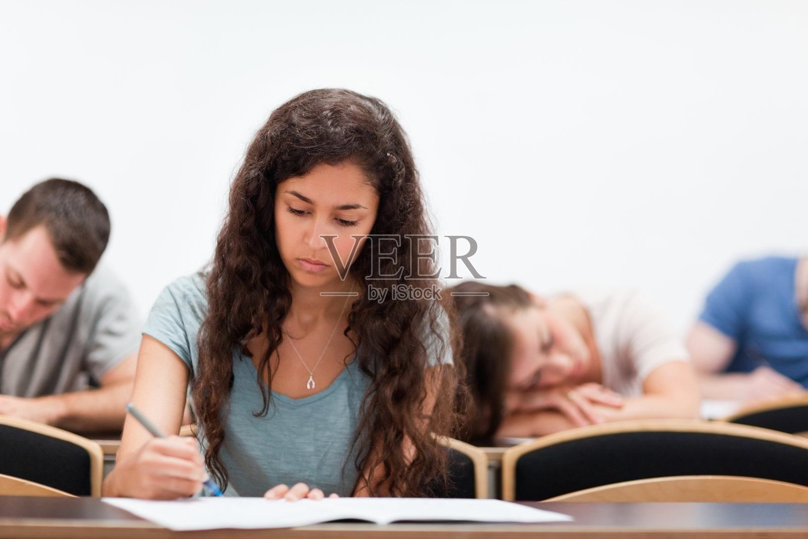 同学们在睡觉的时候写东西照片摄影图片