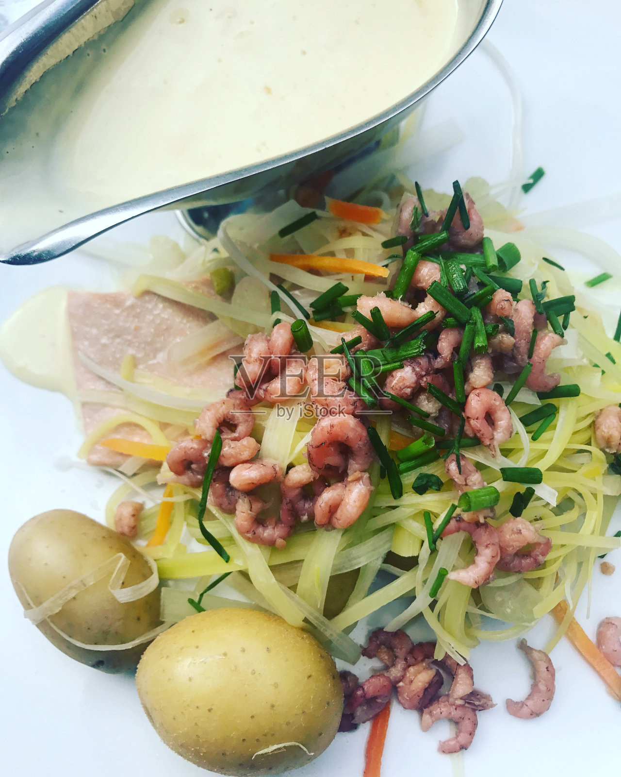 清蒸鲑鱼排配虾仁、土豆和蔬菜照片摄影图片