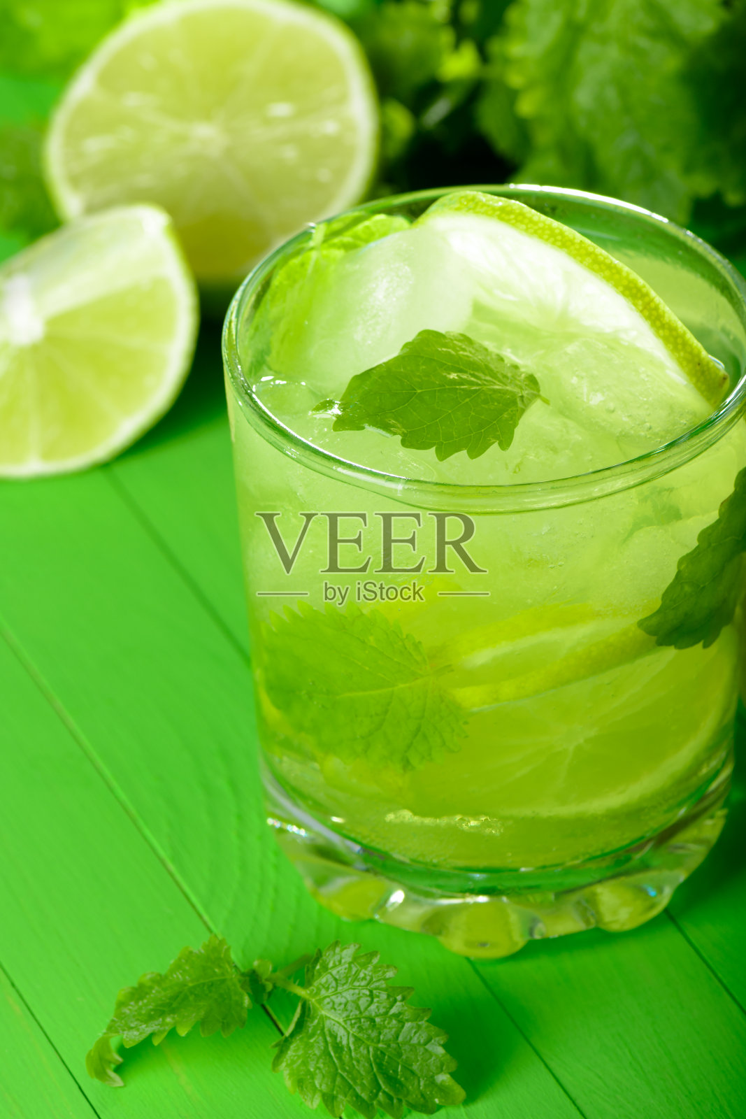 一杯柠檬和薄荷的柠檬水照片摄影图片