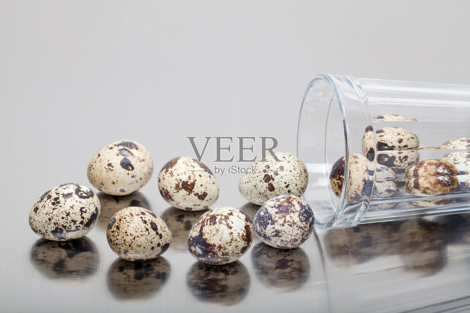 灰色背景的鹌鹑蛋。照片摄影图片