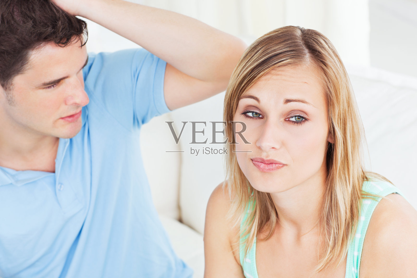 一对年轻夫妇坐在沙发上聊天照片摄影图片