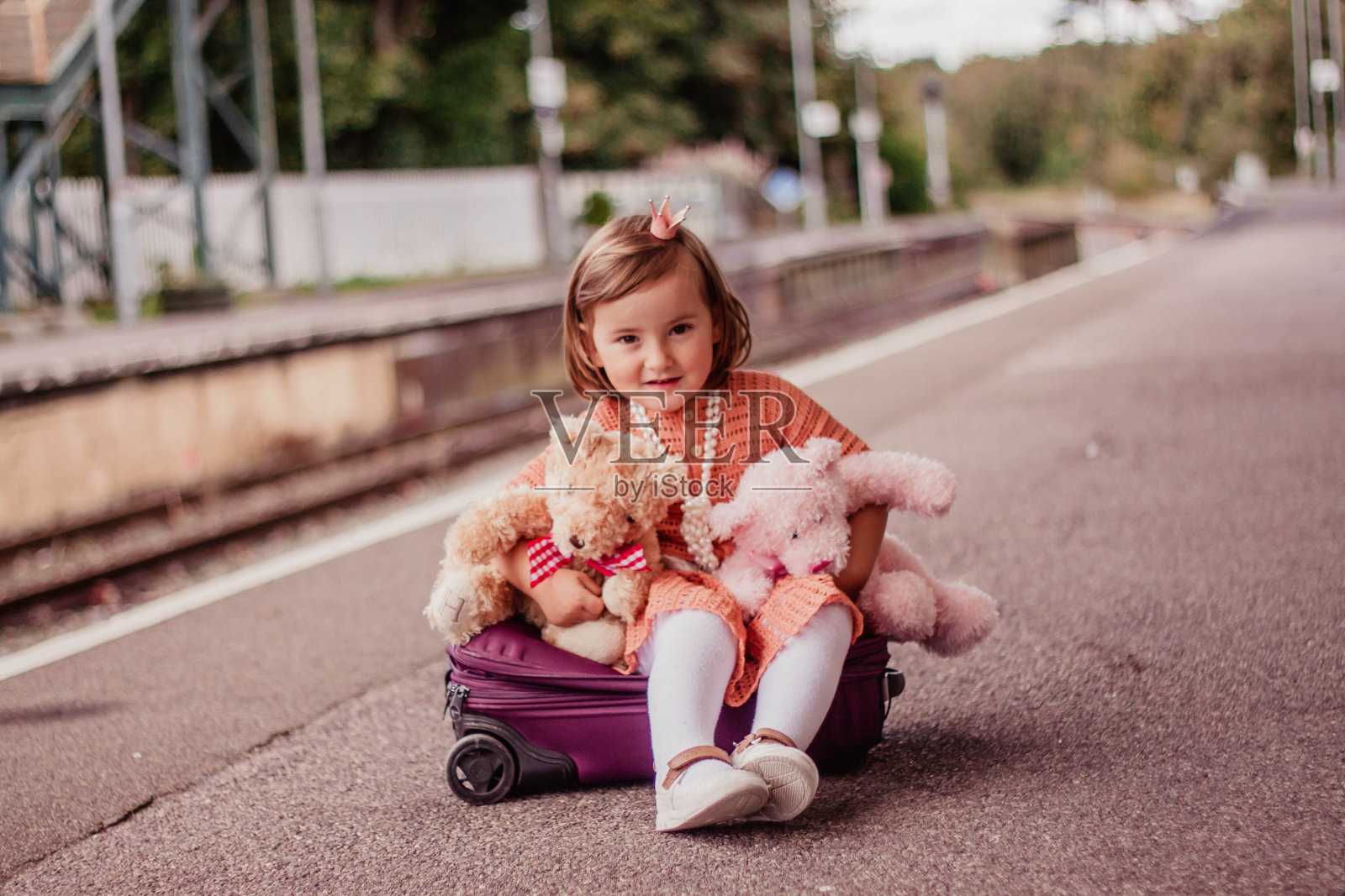 坐在手提箱上的女孩照片摄影图片