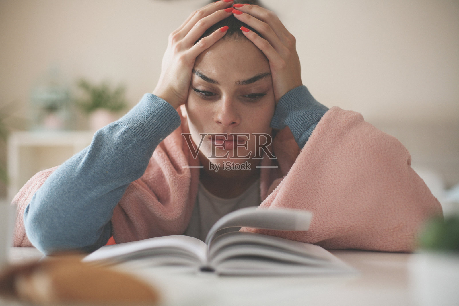 疲惫的年轻女子学生在家里看书。副本的空间。照片摄影图片