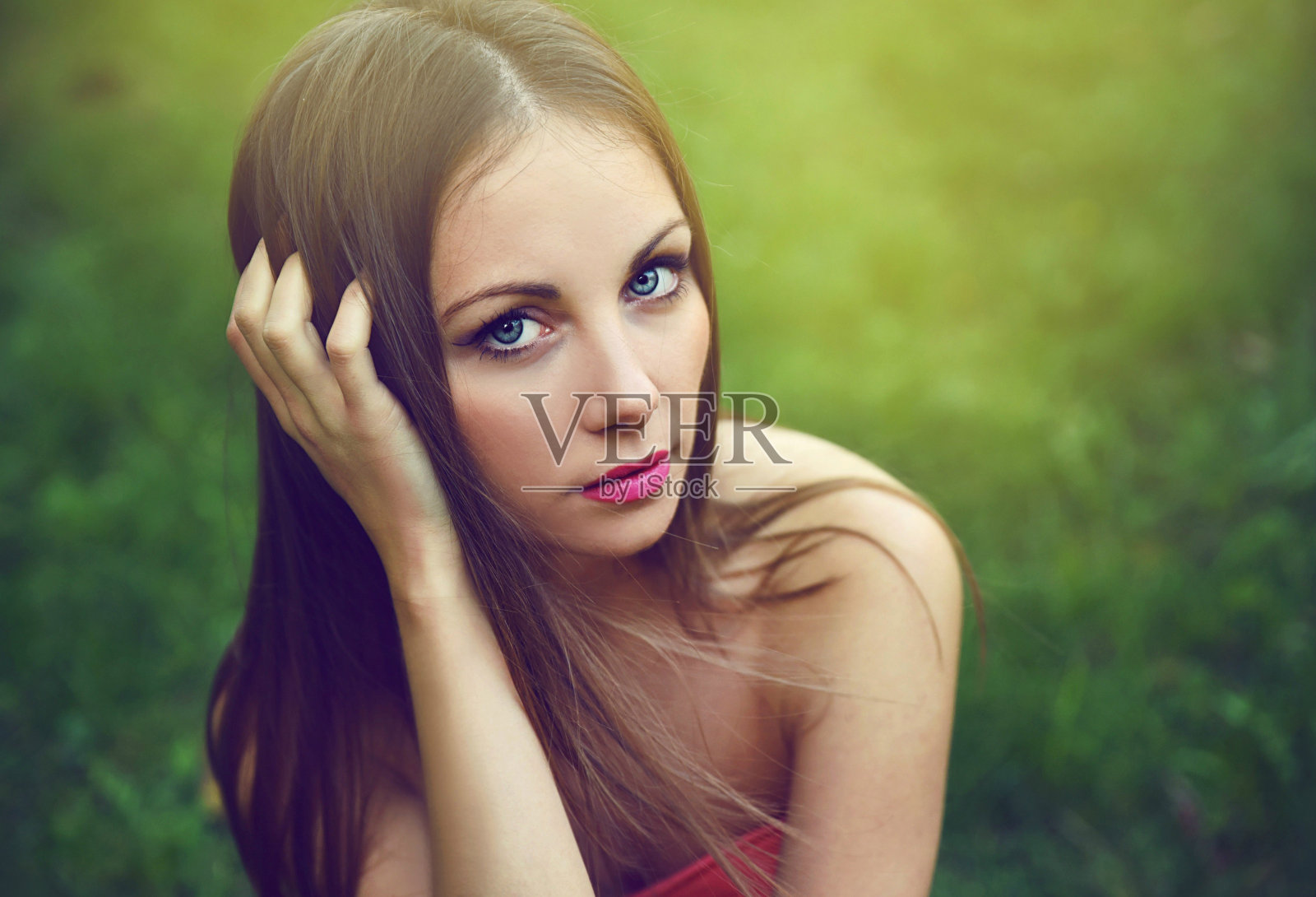 坐在草地上的女人照片摄影图片