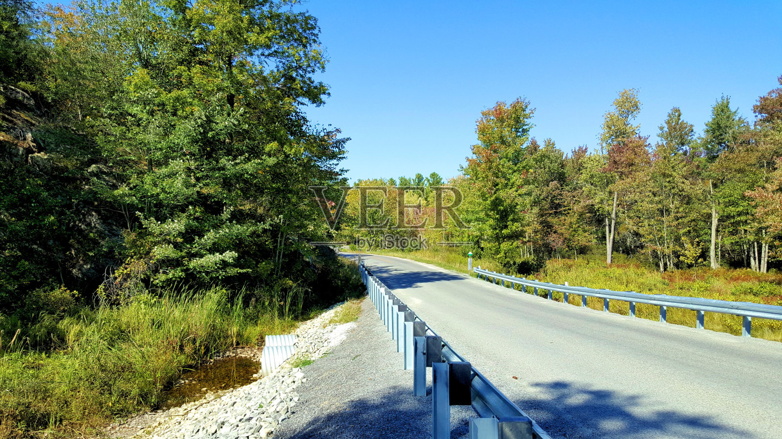 加拿大安大略省frontenac公园的路边照片摄影图片