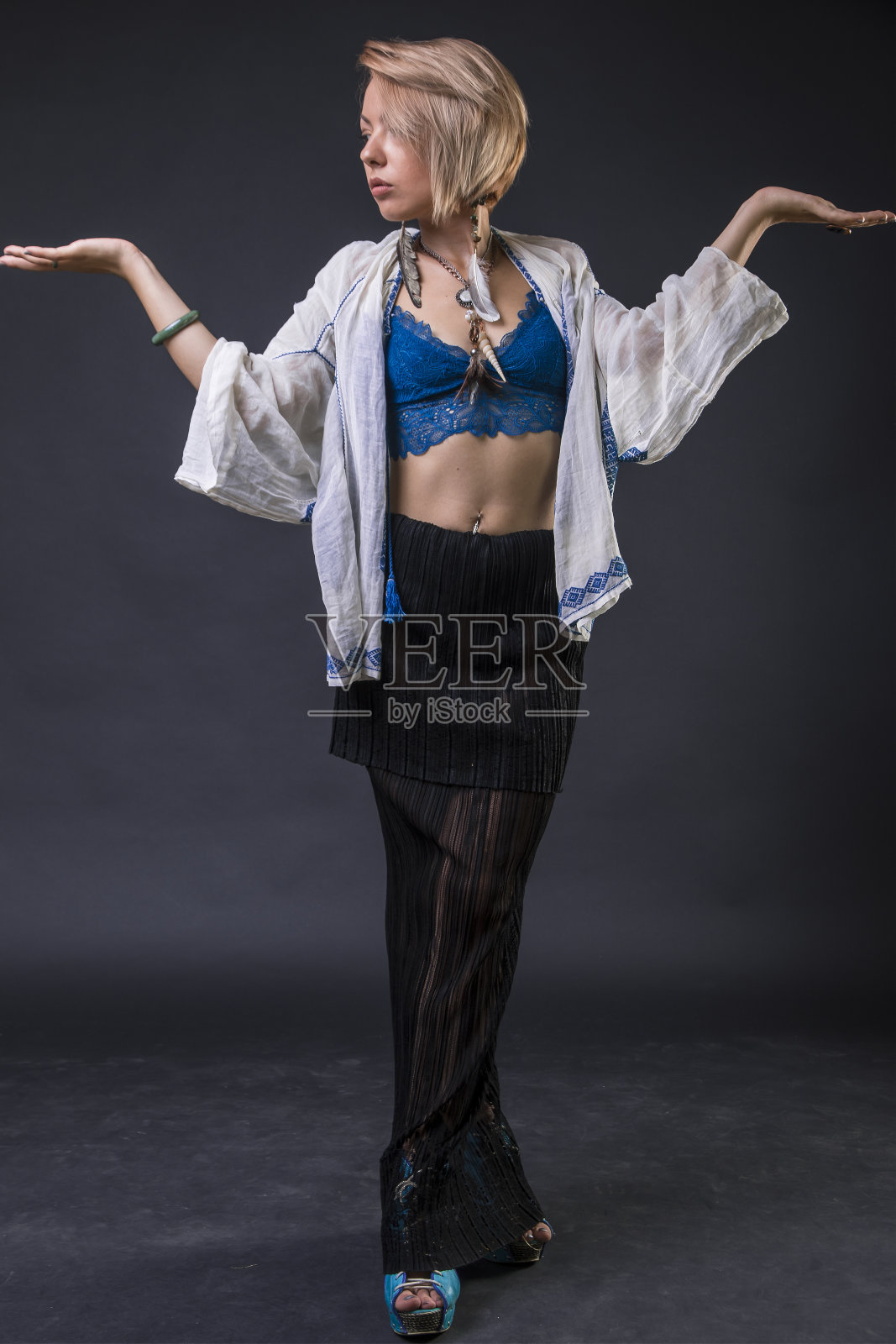 现代部落吉普赛女孩风格照片摄影图片