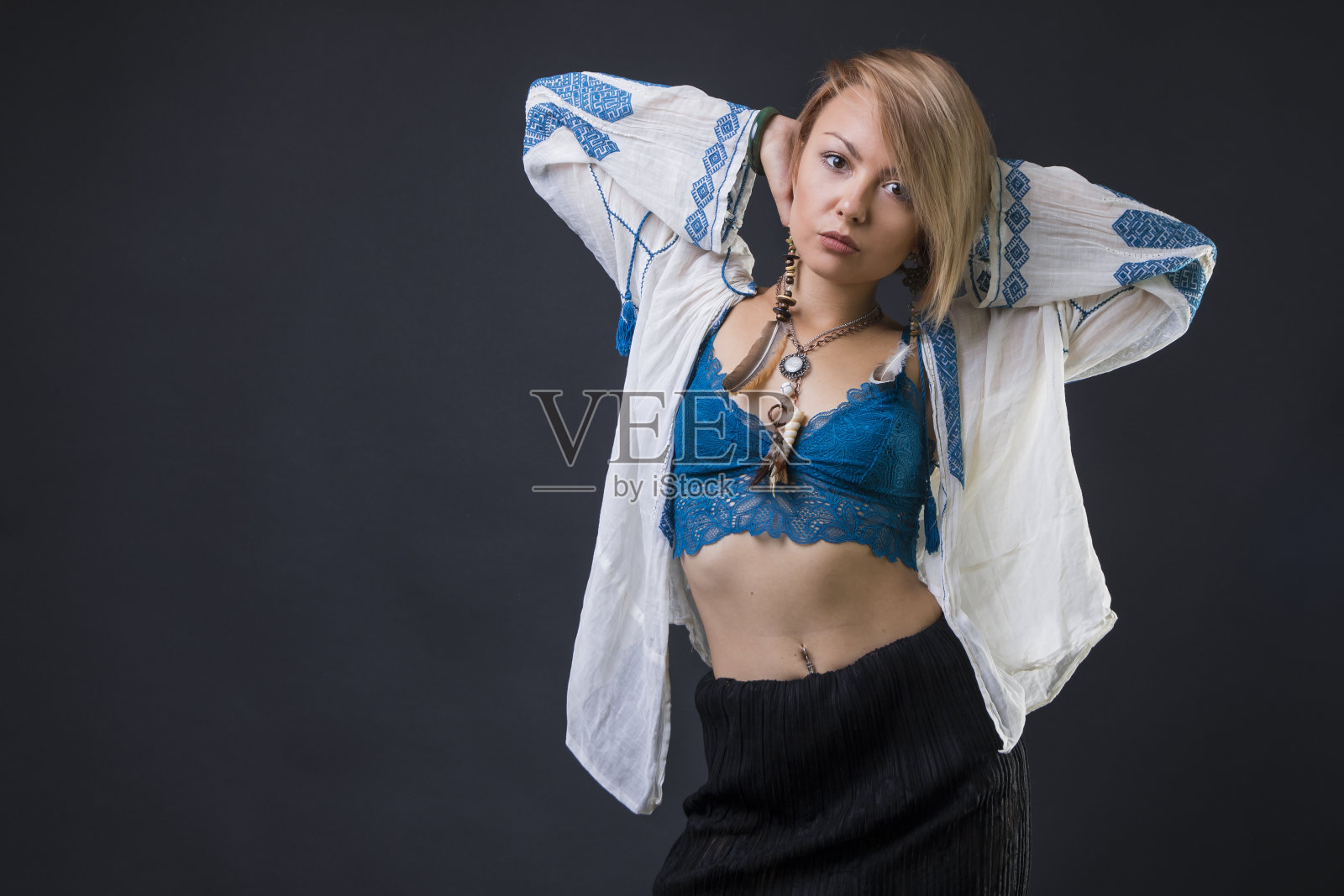 现代部落吉普赛女孩风格照片摄影图片