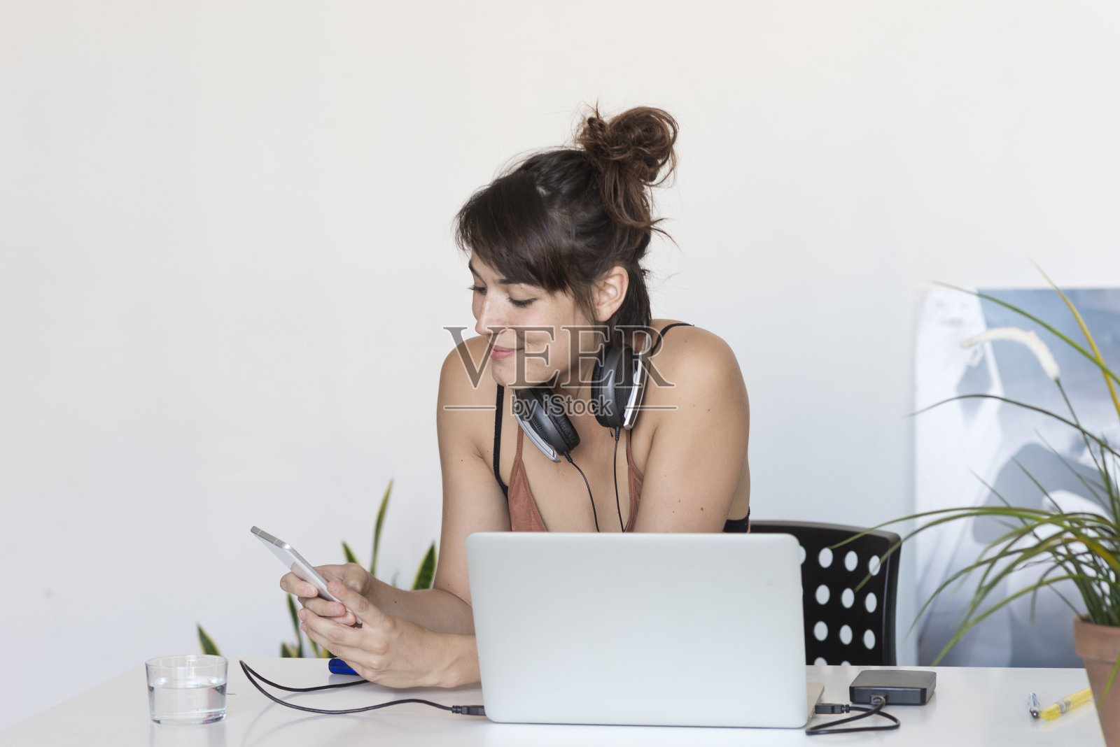 用笔记本电脑工作的女商人照片摄影图片