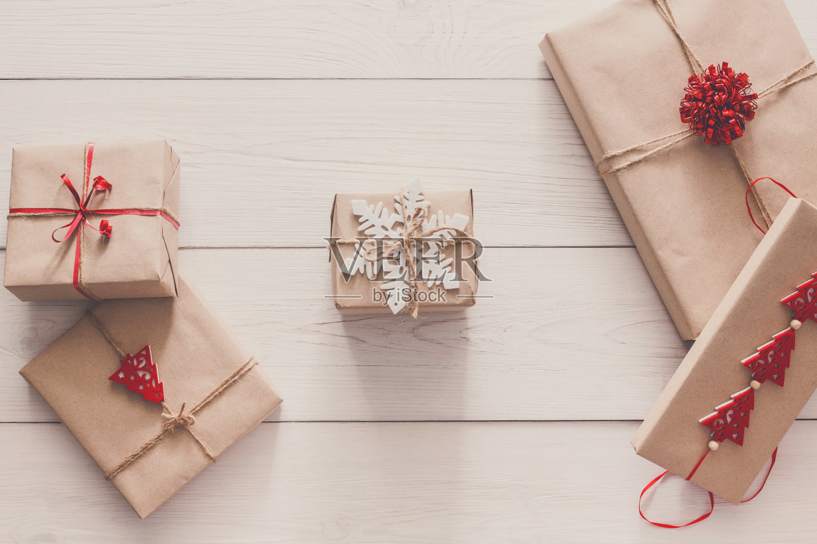 圣诞礼物和礼物在牛皮纸，俯视图背景照片摄影图片