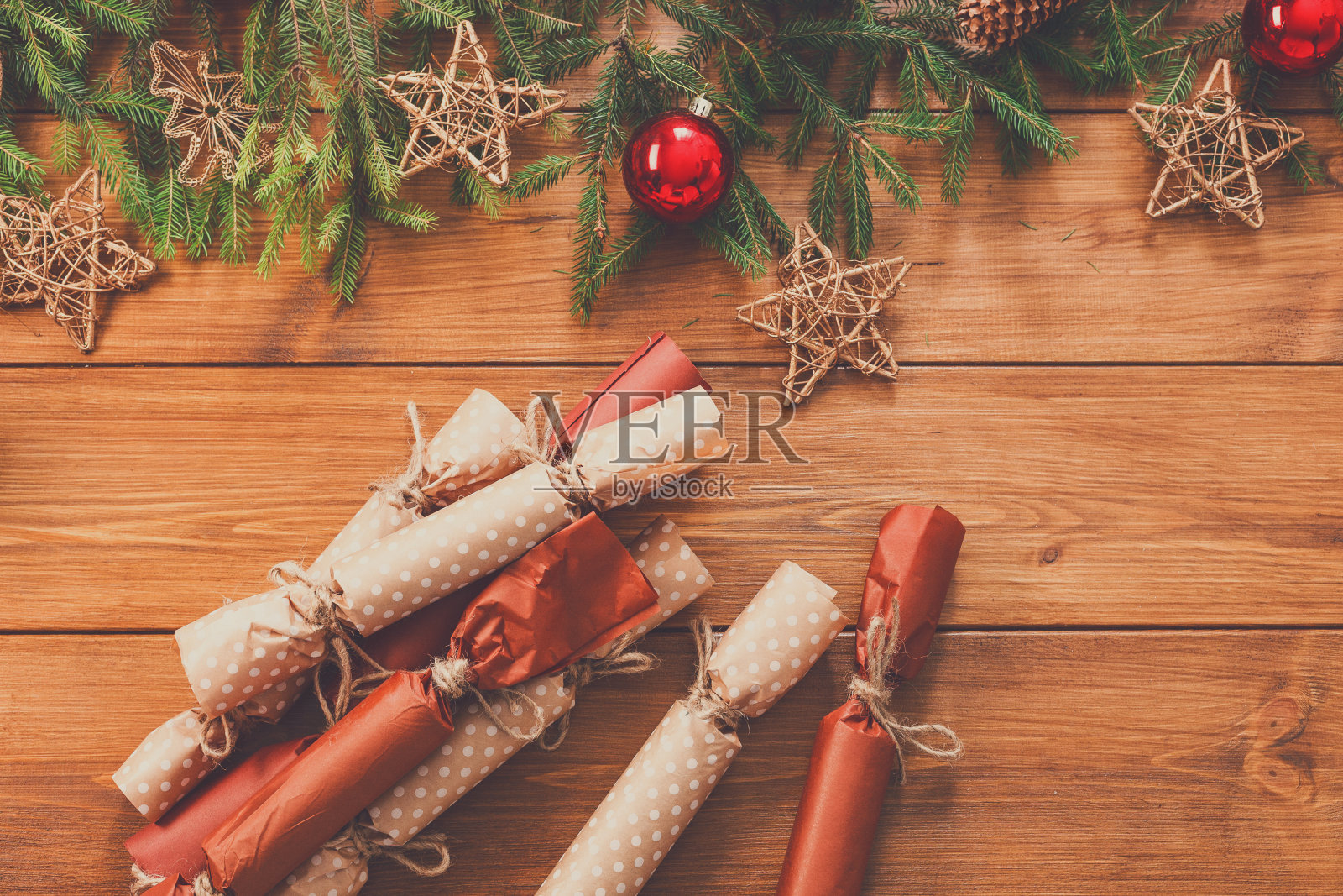 圣诞装饰，礼品盒和花环框背景照片摄影图片