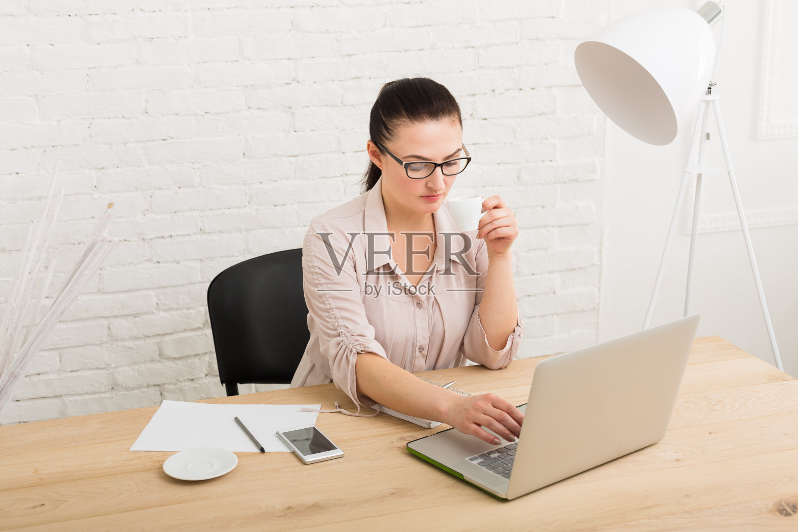 中年商界女性在办公室喝咖啡照片摄影图片