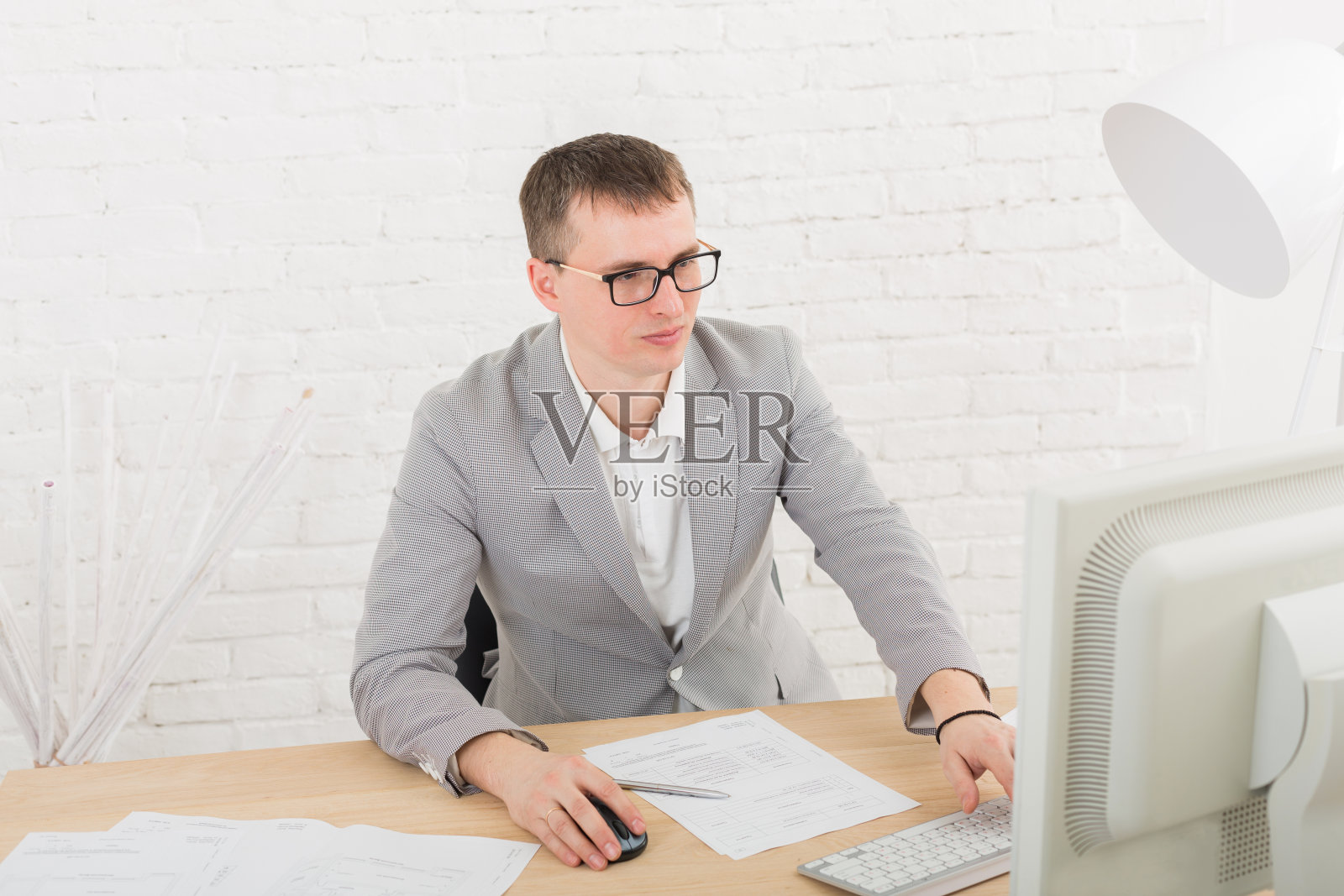 年轻的商人在办公室用电脑照片摄影图片