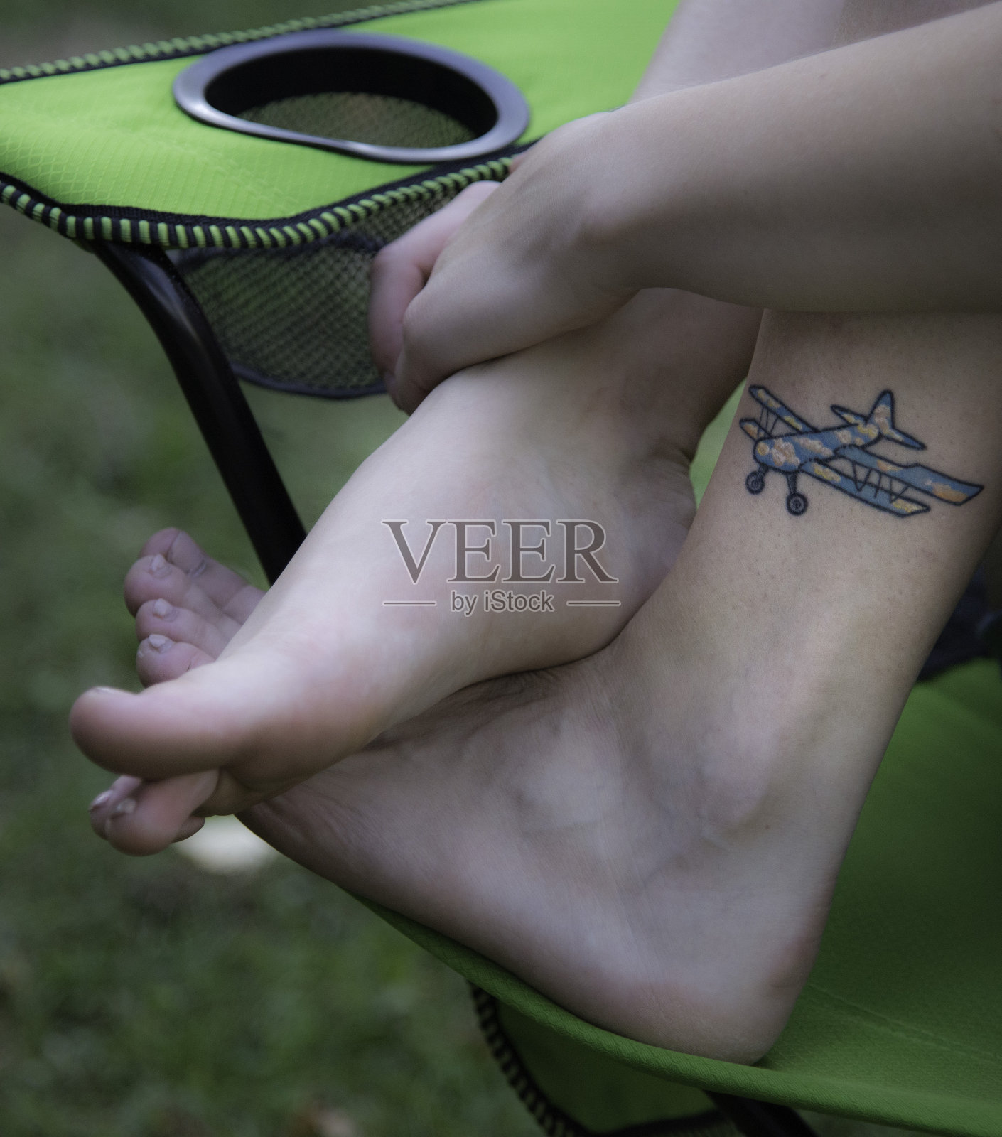 赤脚在椅子上照片摄影图片