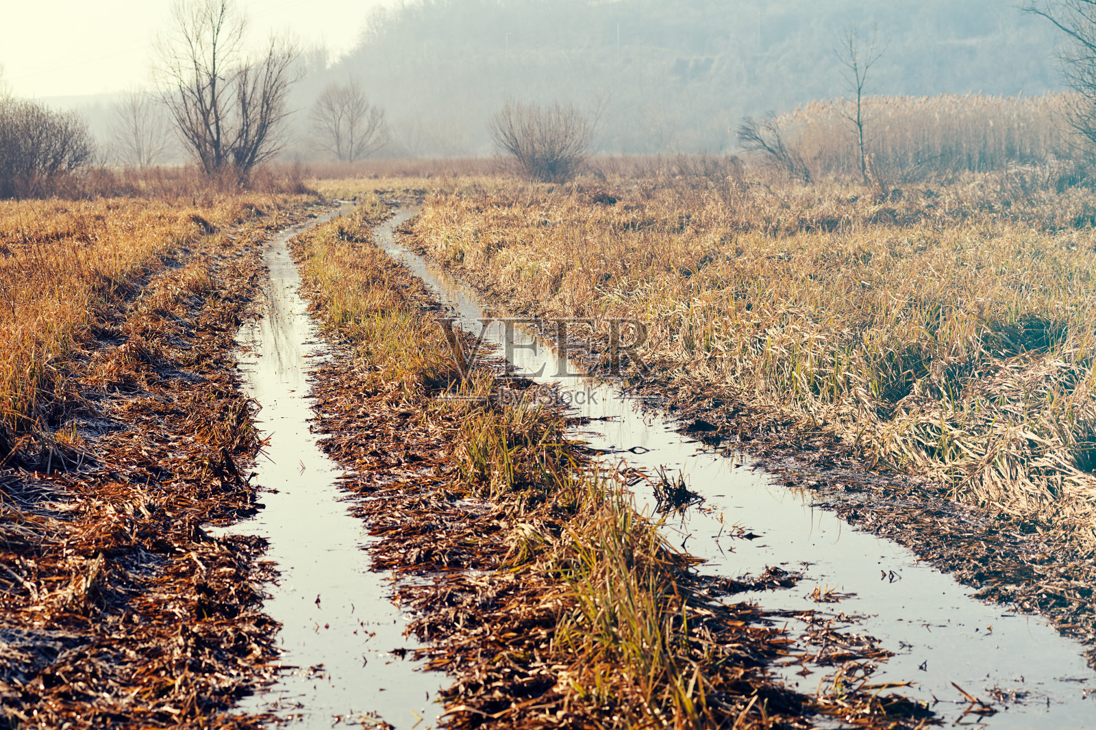 泥泞的乡间小路照片摄影图片