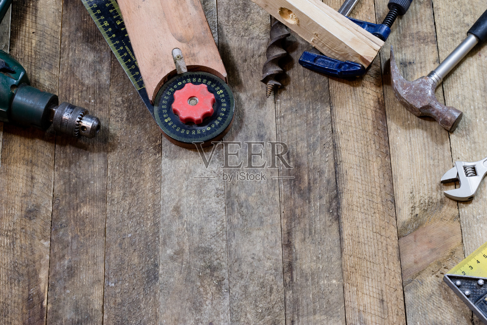 在一个旧车间的木桌上放着工具。放在桌子边缘的。木桌，黑色背景。照片摄影图片