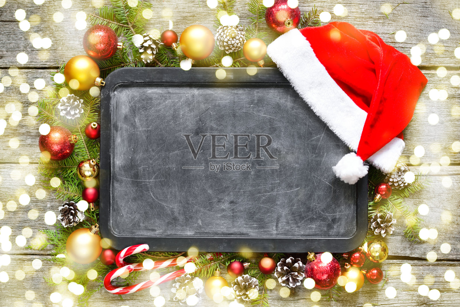 经典的圣诞和新年组成黑板，球，玩具，糖果，冷杉树枝在复古的木制背景照片摄影图片
