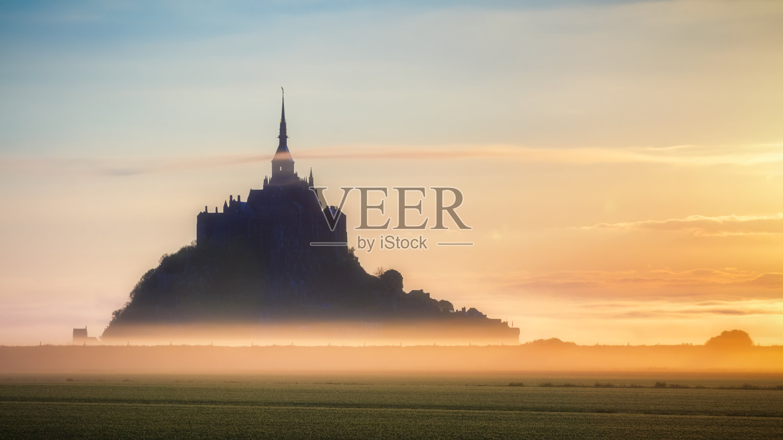 日出时，美丽的圣米歇尔潮汐岛全景。法国北部诺曼底,照片摄影图片