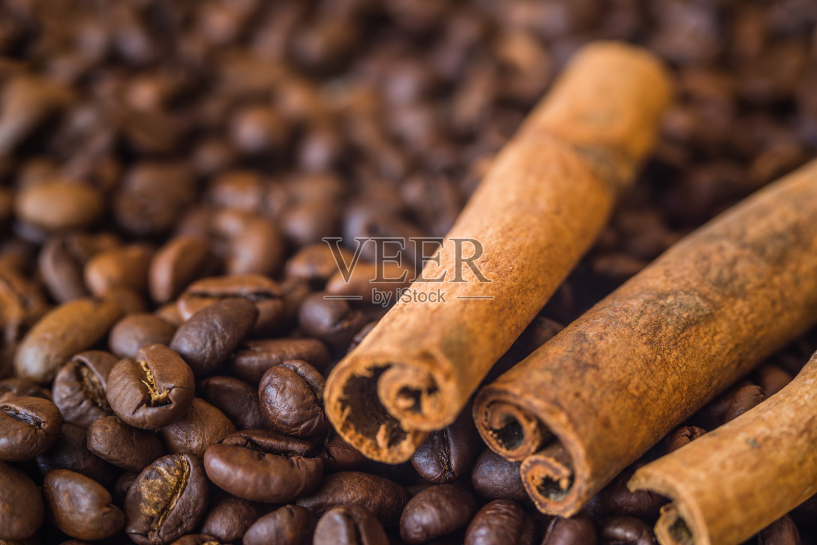 肉桂粘在咖啡的背景上照片摄影图片