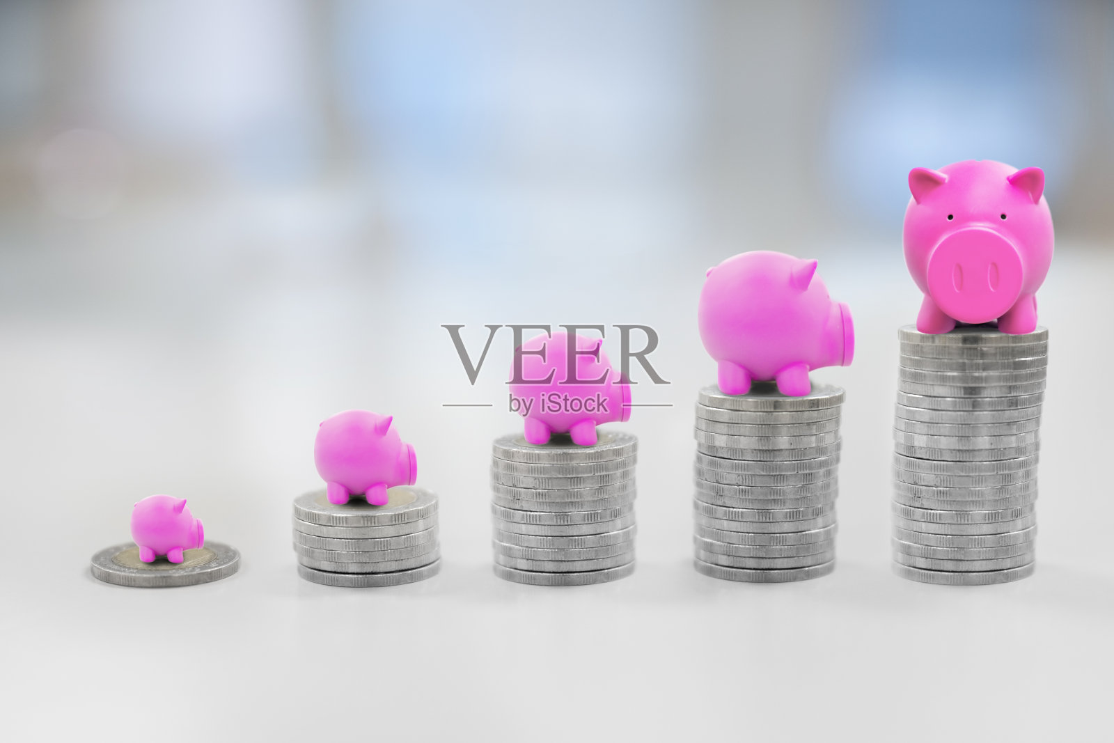 存钱罐上有一枚硬币的省钱理念照片摄影图片