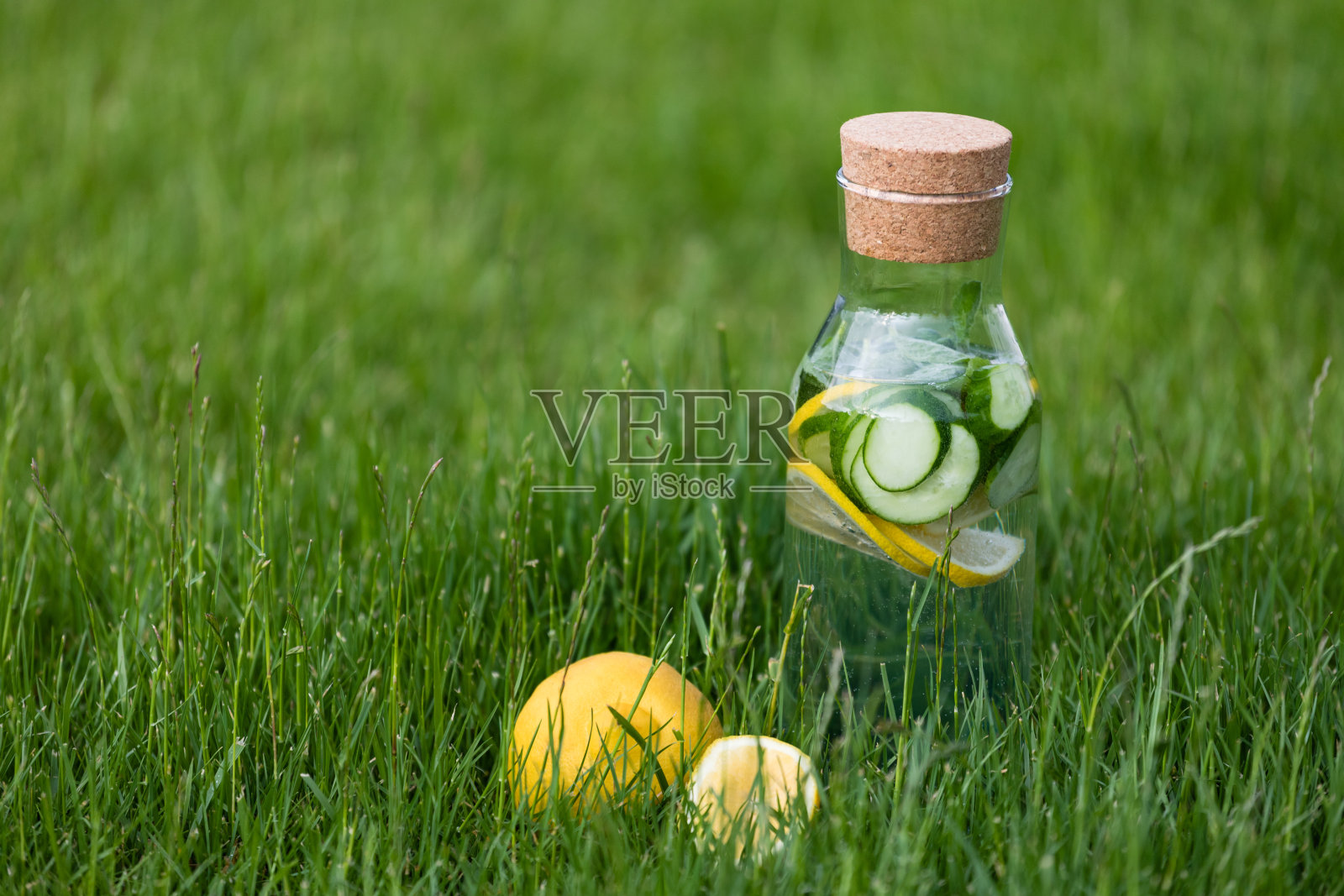 夏日新鲜柠檬水，薄荷和黄瓜。排毒水照片摄影图片