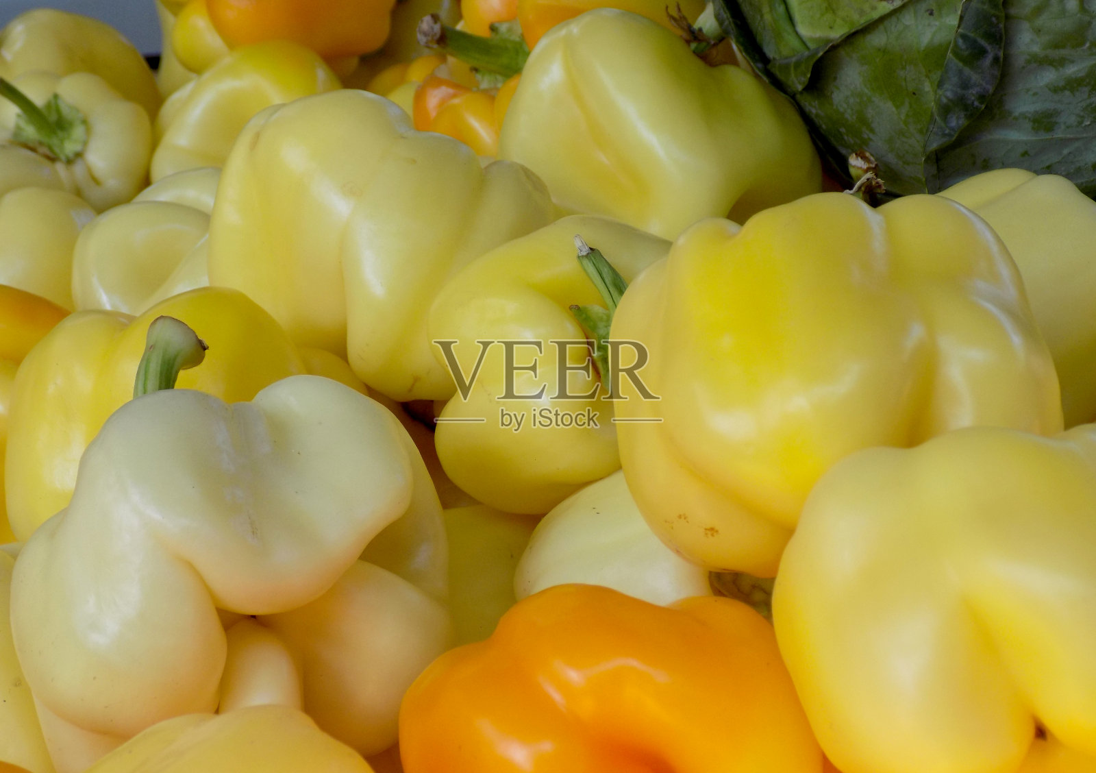 市场小摊上的黄甜椒照片摄影图片