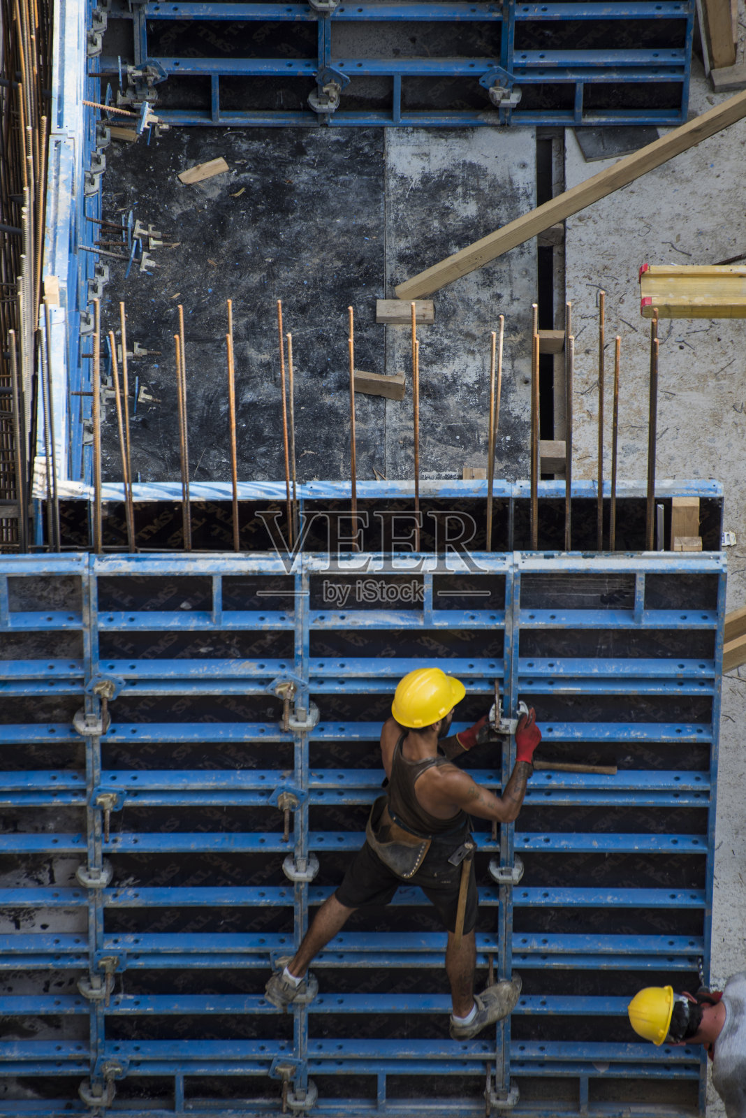 建筑工人在工地用钢筋捆扎混凝土柱照片摄影图片