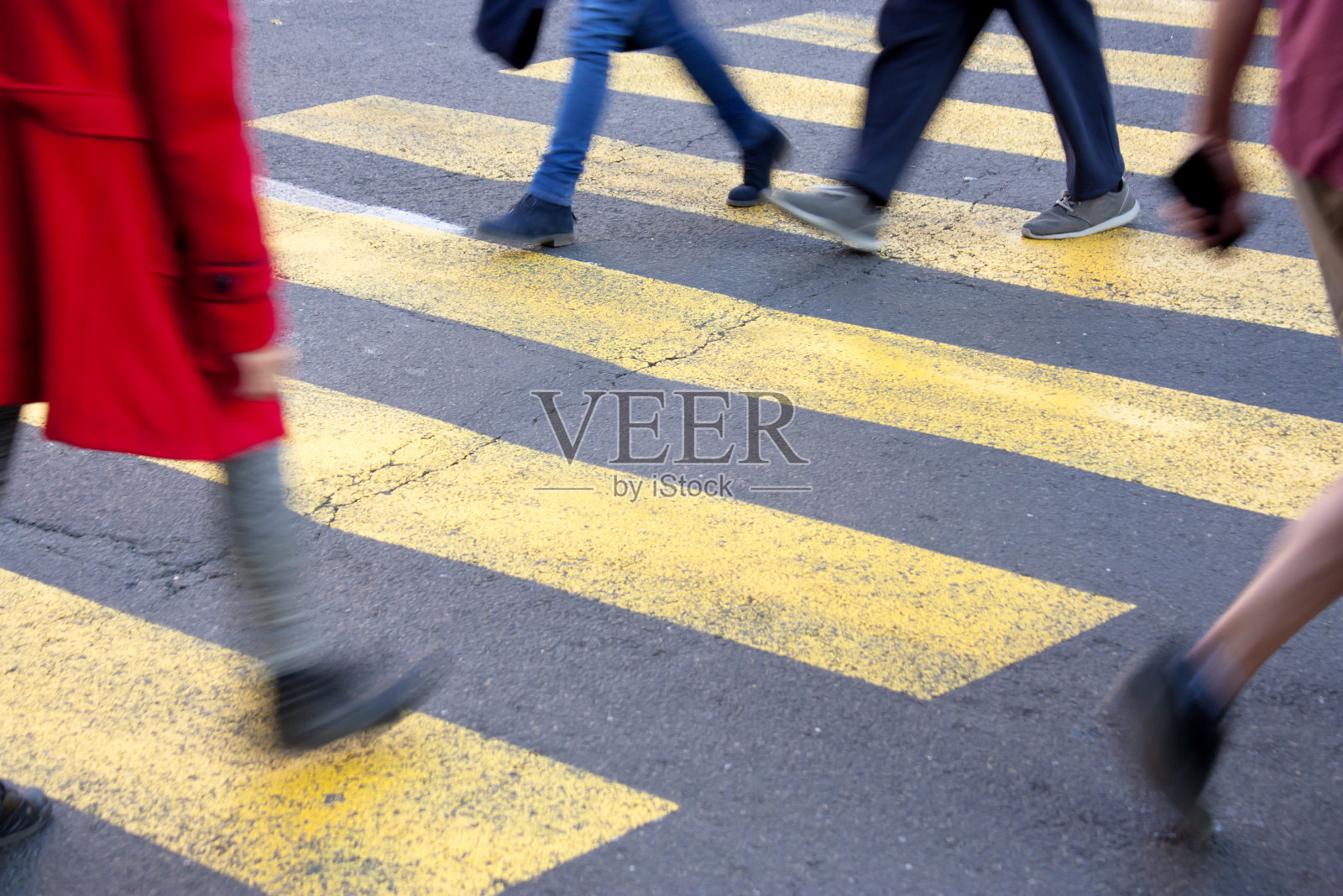 黄色斑马线上模糊不清的人照片摄影图片