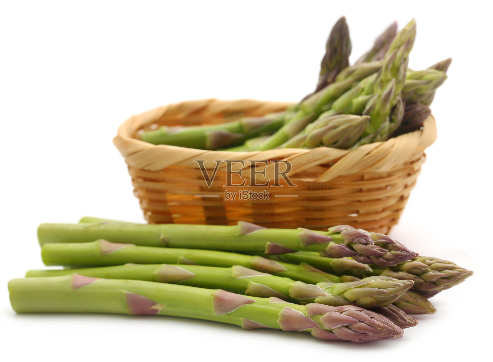 篮子里的新鲜芦笋照片摄影图片