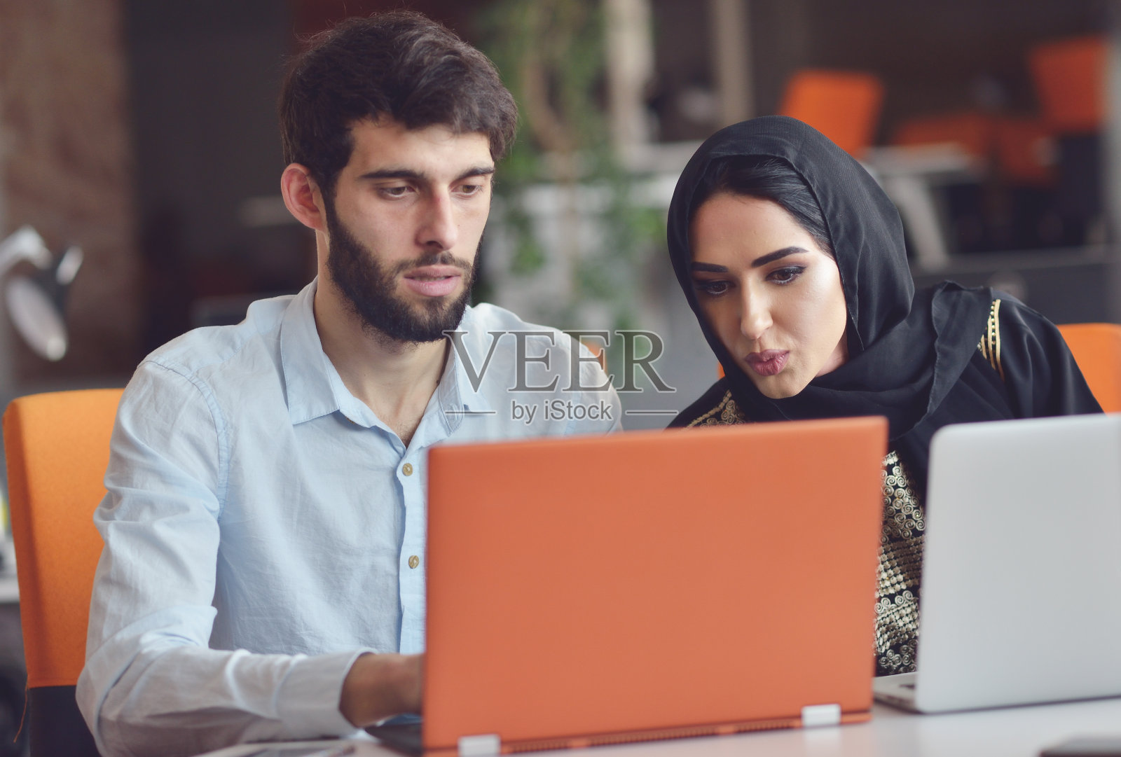 使用平板电脑和笔记本电脑的多种族现代商务人士照片摄影图片