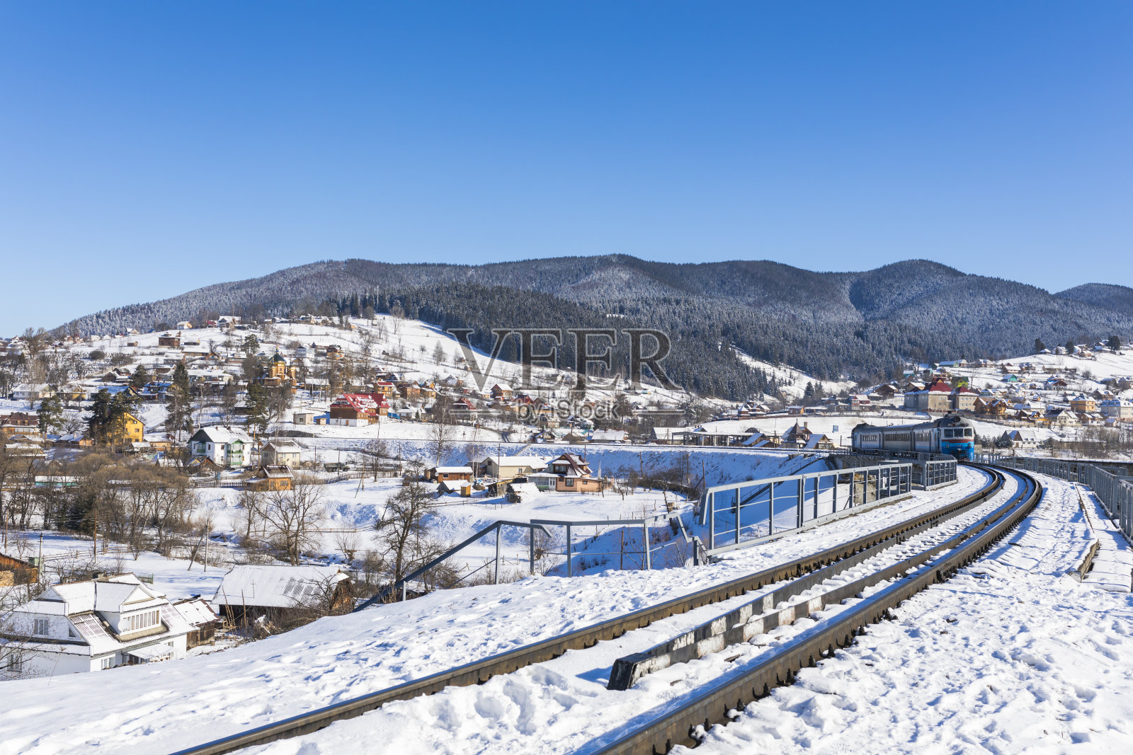 喀尔巴阡的一个小村庄。照片摄影图片