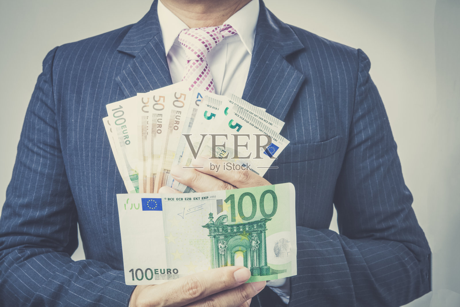 持有钞票的商人。照片摄影图片