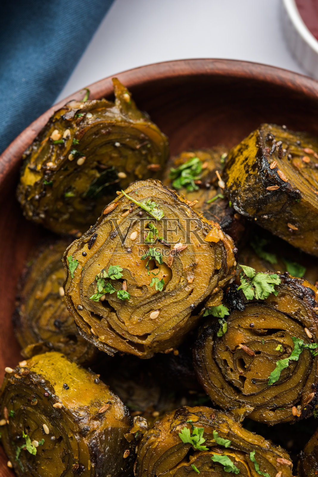 Patra或Paatra或Alu Vadi是一种受欢迎的马哈拉施特拉邦和古吉拉特邦小吃食谱，使用椰子叶，米粉和调味料，罗望子和jaggery，选择性的焦点照片摄影图片