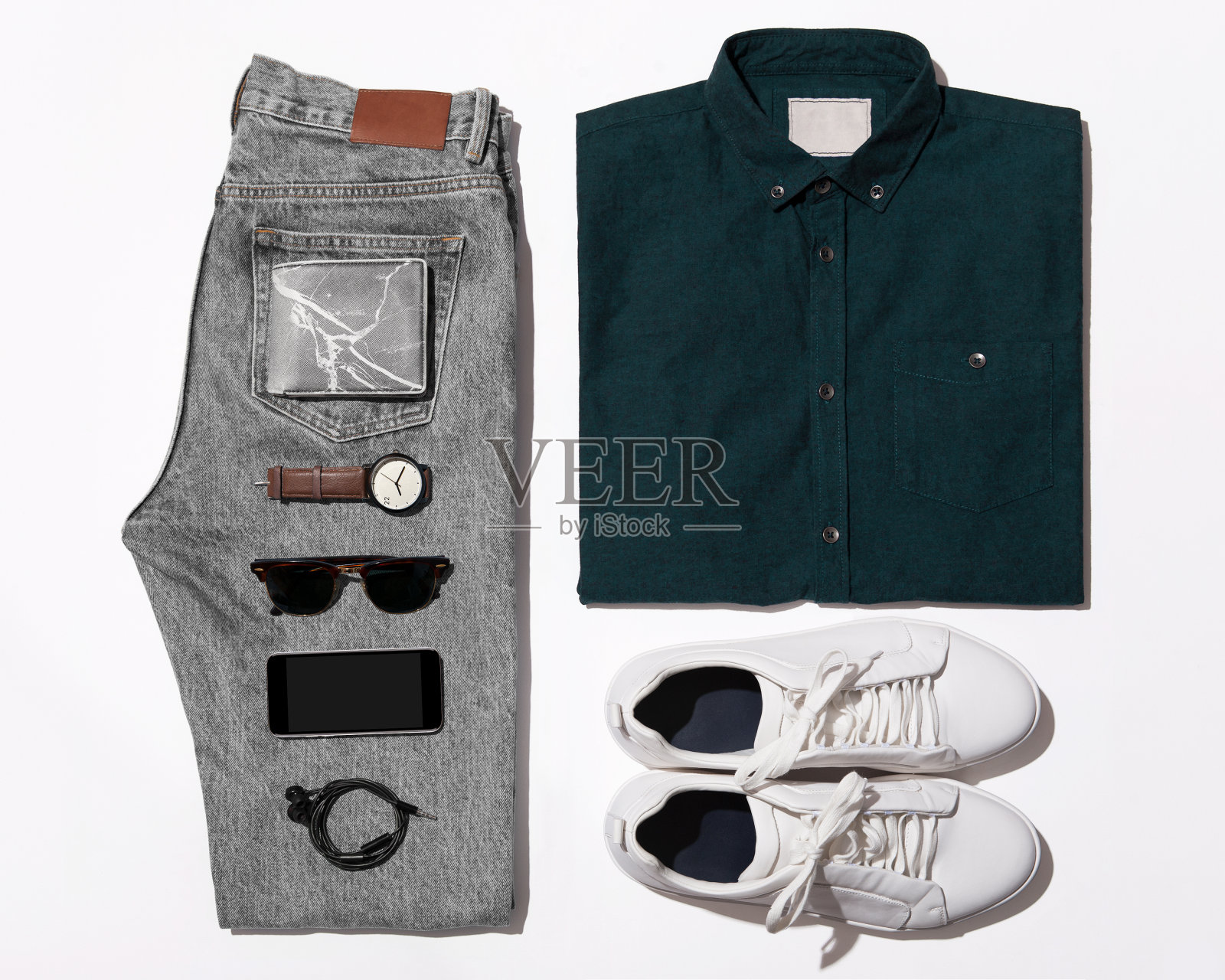 俯视的男人的休闲服装，套装的旅行者，男性，男人的休闲服装在白色的背景照片摄影图片