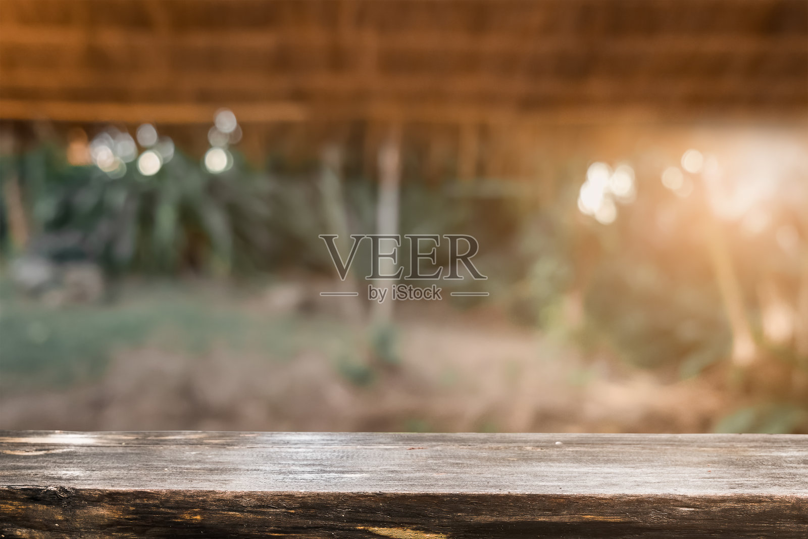 产品展示蒙太奇的空木桌和模糊的森林步道景观或自然背景照片摄影图片