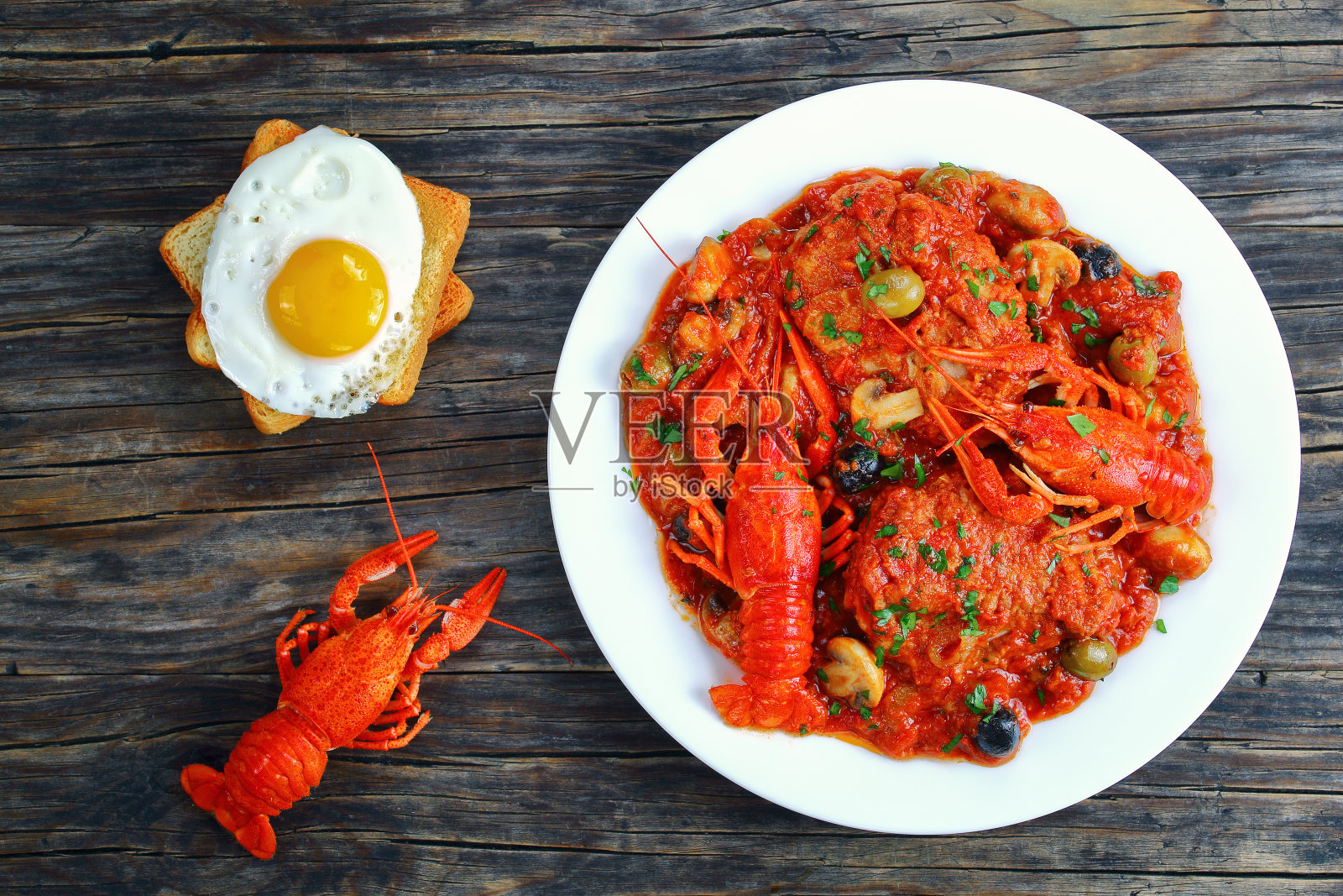 烤鸡和烤面包放在盘子里照片摄影图片