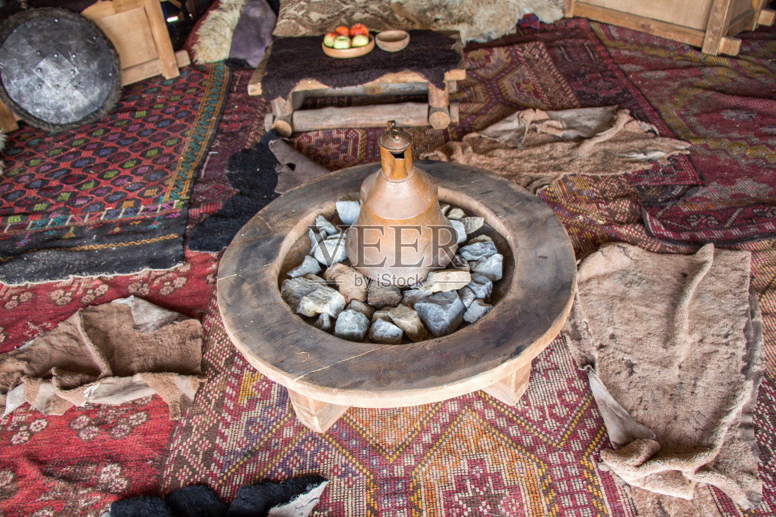 东方风格的古代金属壶照片摄影图片