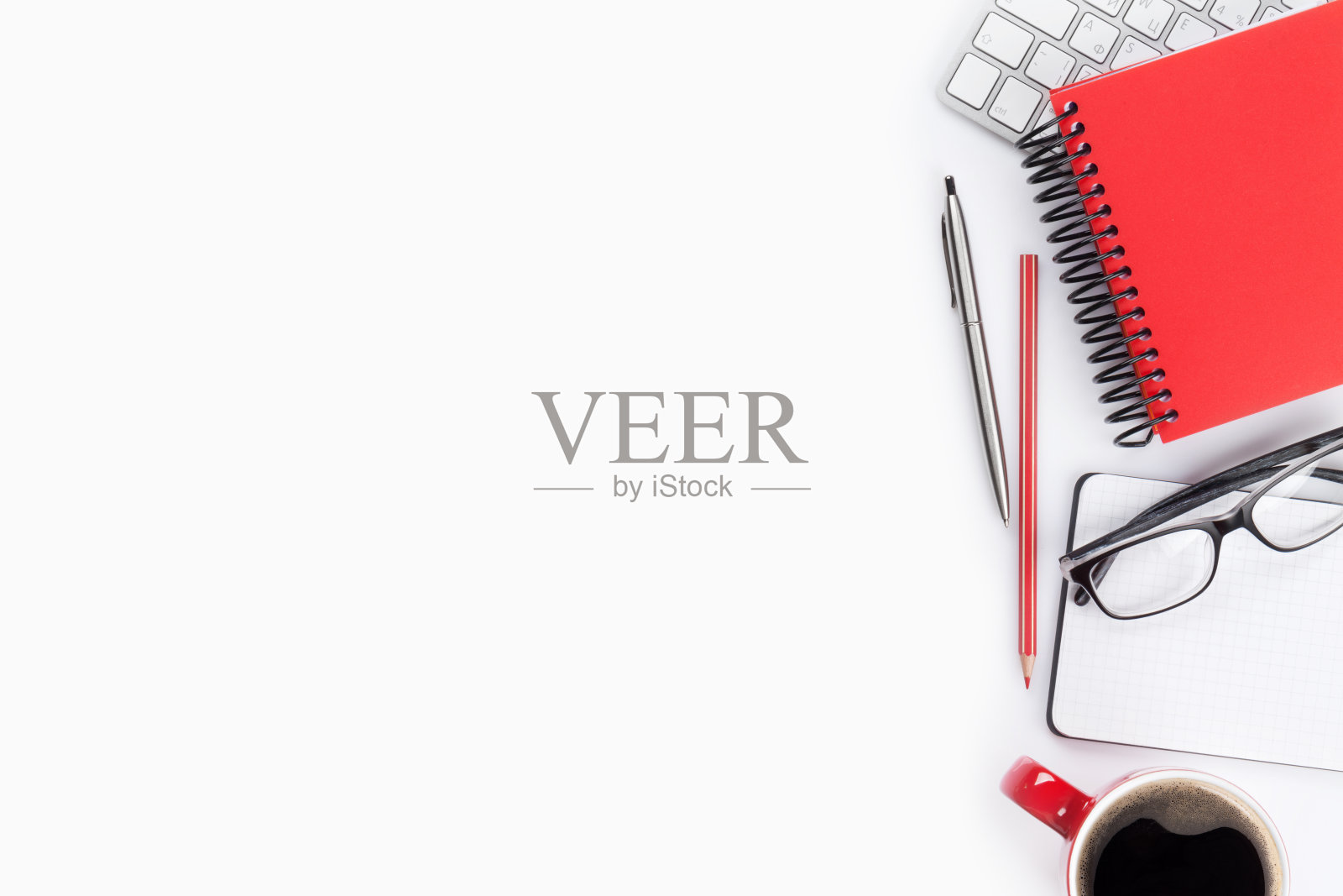 的办公桌上照片摄影图片