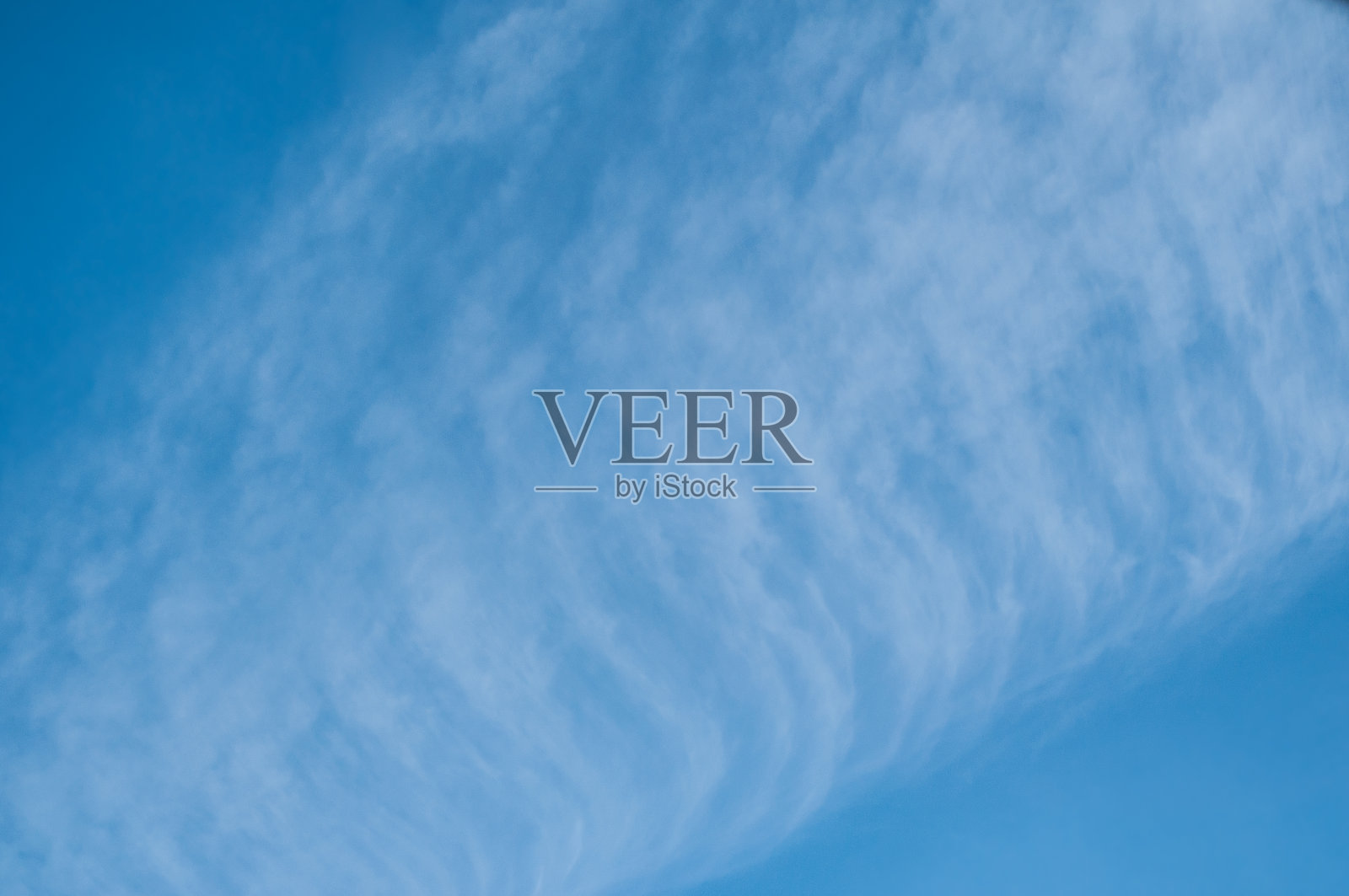 在蓝天背景中的轨迹照片摄影图片