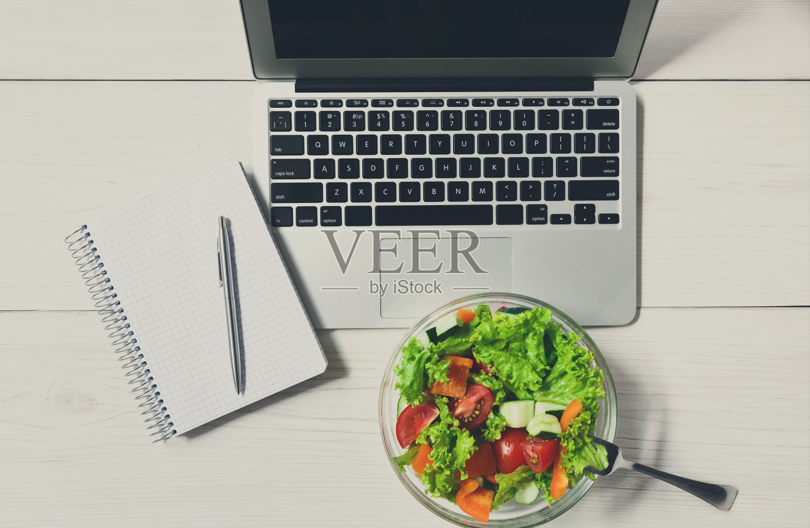 健康的商务午餐零食在办公室，蔬菜沙拉俯视图照片摄影图片