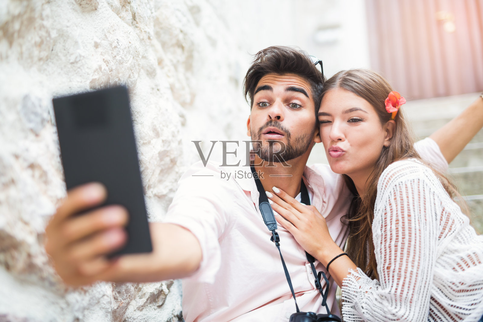 一对情侣在楼梯上自拍照片摄影图片