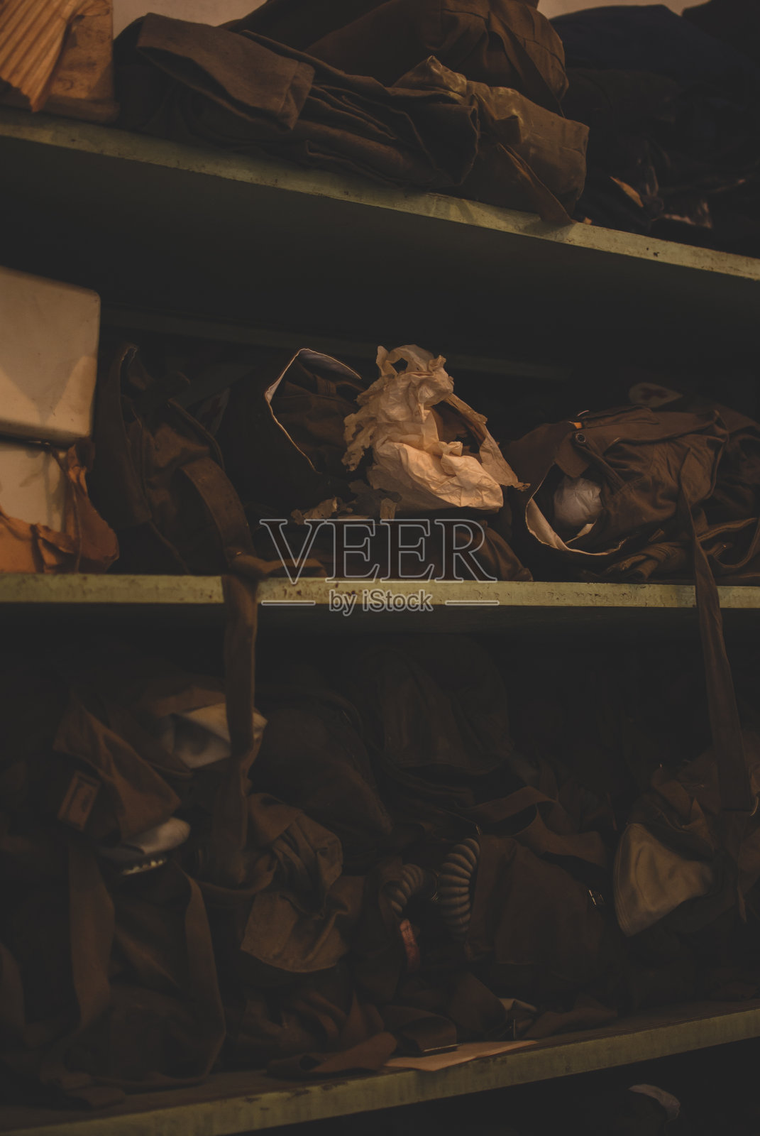 应急服务设备、防毒面具和急救箱照片摄影图片