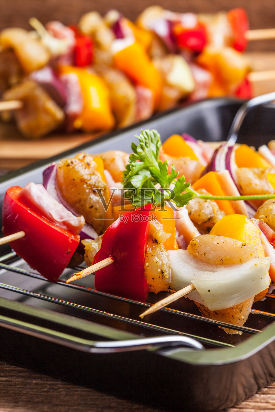 准备烧烤的生牛肉串照片摄影图片