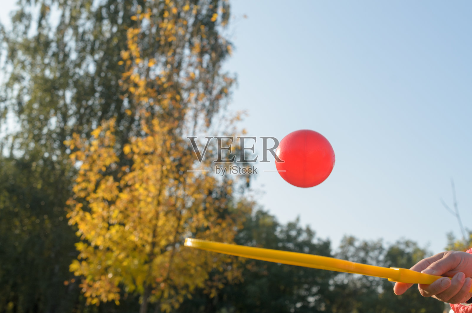 他手里的网球拍接住了运动中的球。照片摄影图片