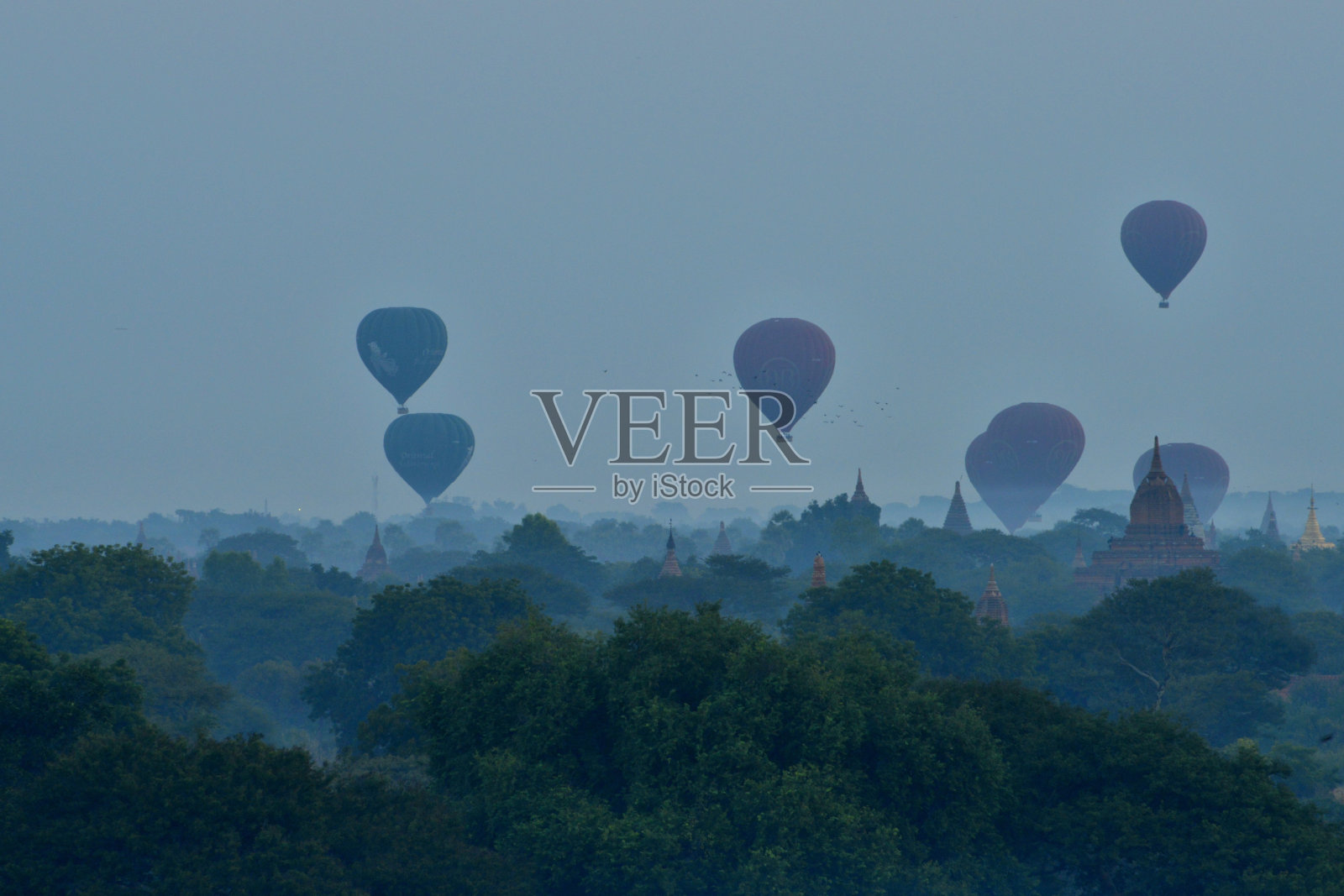 缅甸蒲甘晨雾中的寺庙和宝塔照片摄影图片